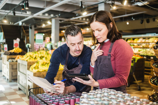 &fnof;gare st&Acirc;r bland varor i butik och diskuterar