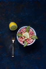 VEGETARIAN SALAD WITH LETTUCE, PASTA IN TIES, KIWI AND LEMON