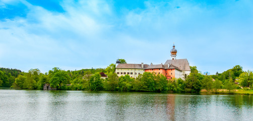 Fototapeta na wymiar Kloster Höglwörth, Bayern, im Sommer