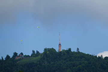 Obraz premium Gleitschirmfliegen am Hausberg Merkur in der Kurstadt Baden-Baden