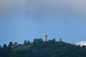 Obraz premium Gleitschirmfliegen am Hausberg Merkur in der Kurstadt Baden-Baden