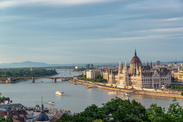 Obraz premium Hungarian Parliament and Danube River