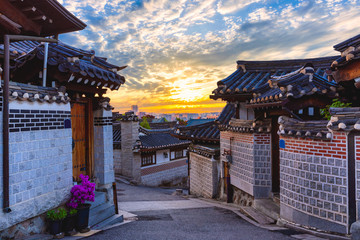 Naklejka premium Wschód słońca i piękny stary dom architektury Bukchon Hanok Village w Seulu w Korei Południowej