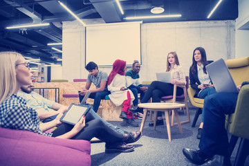 Naklejka premium Multiethnic startup business team having meeting