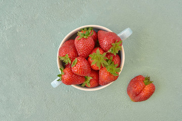 Fresh strawberries in a bowl 