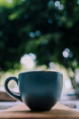 Taza de café con fondo del parque