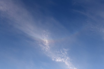 夕方薄く見えた環天頂アーク、太陽は右下、令和元年5月22日。空の背景素材