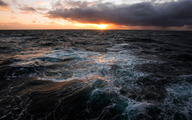 Obraz premium Sunset on Open Sea