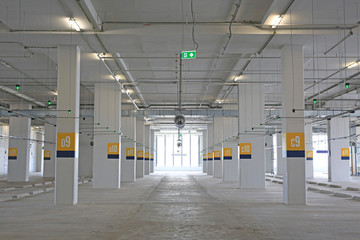 Obraz premium Empty car parking inside department store.