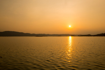 Obraz premium Sunset in Nam Ngeum Reservoir, Vientiane, laos