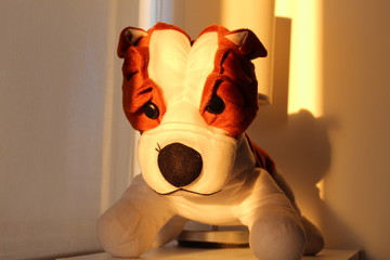Foto desde varios ángulos a un perro buldog de peluche color marrón y blanco.