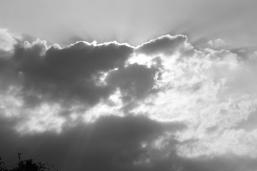 Maravillosa foto del cielo nublado con el sol detrás de las nubes