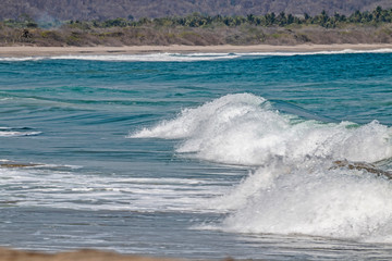 Naklejka premium Spume waves going to the mexican pacific ocean beach