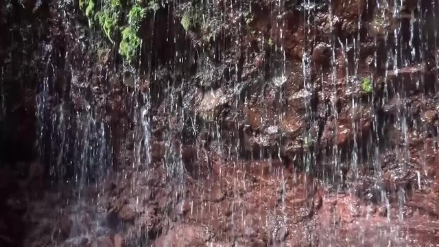 agua pura nace de la roca 