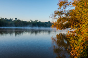 Fototapeta na wymiar Morning on the river