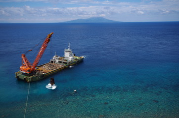 御蔵島の海岸と船