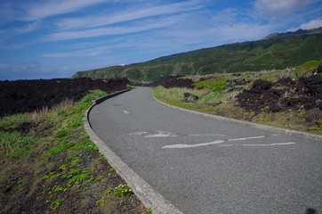 三宅島の溶岩と道路