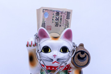 鎖で縛られた招き猫