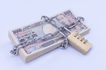 鎖で縛られた紙幣