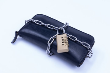 鎖で縛られた財布