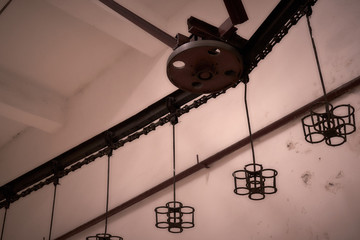 An image of a chain conveyor for wine bottles.