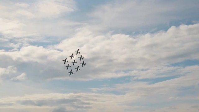 Passaggio frecce tricolori nel cielo, esibizione ari show di aerei acrobatici in Italia.