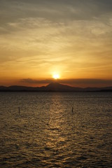 Naklejka premium 霞ヶ浦と筑波山と夕日