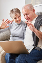 Älteres Paar mit Laptop beim Video Chat
