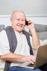 Zufriedener Senior mit Smartphone