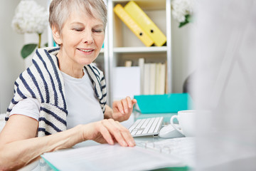 Seniorin als Geschäftsfrau macht Buchhaltung