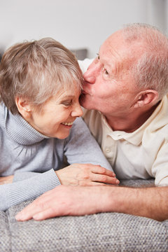 Romantischer Senior küsst seine Ehefrau