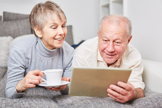 Neugierige Senioren probieren Tablet aus