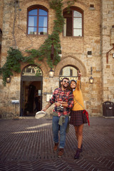 Obraz na płótnie Canvas Travel tourists couple while enjoying in vacation..
