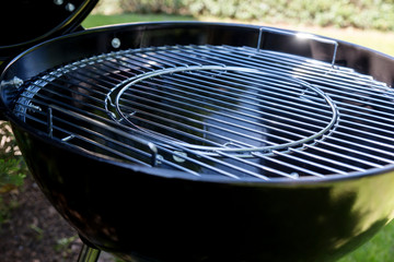 Close-up of the new grill grate from round barbecue grill