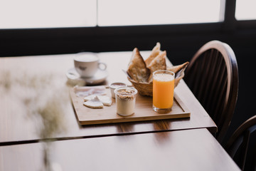 Tabla de desayuno completo junto a la luz de la ventana 