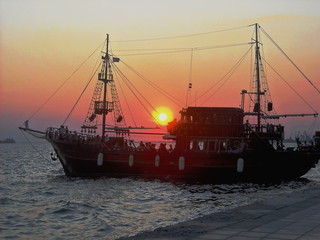 Fototapeta premium ship in sunset