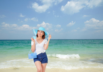 Travel, tourism and summer vacation concept - beautiful woman in hat  with holding Credit card enjoying tropical beach background