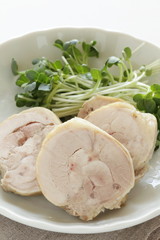 Steamed chicken slices served radish