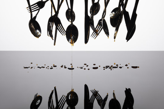 Couvert inox suspendu et miel ruiss&egrave;lement, en studio