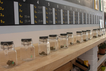 interno di un negozio di canapa free: flaconi contenenti vari tipi di canapa indiana 