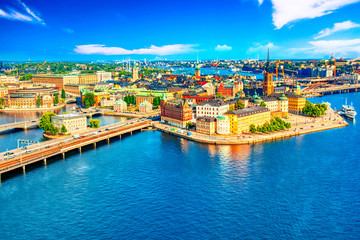 Mooie luchtfoto van Stockholm Old Town Gamla Stan vanaf het stadhuis Stadshuset. Mooie zomerse zonnige dag in Stockholm, Zweden.