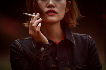 Fototapeta premium 喫煙する女性