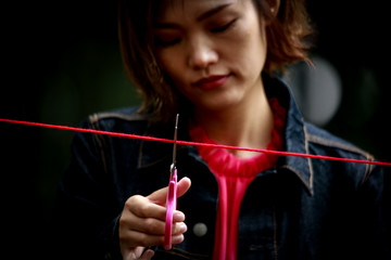 赤い糸を切る女性 - obrazy, fototapety, plakaty
