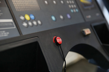 Fototapeta premium stop button on the treadmill. the control panel of the treadmill in the gym. red stop button