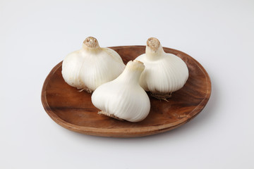 お皿にのせた 生のニンニク ガーリック 白背景