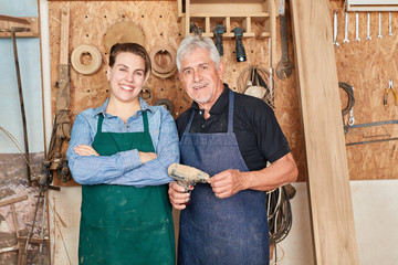 Handwerker Lehrling zusammen mit Meister
