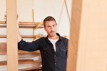 Junger Mann als Schreiner oder Tischler