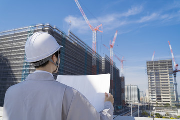 図面を持つビジネスマン　建設現場