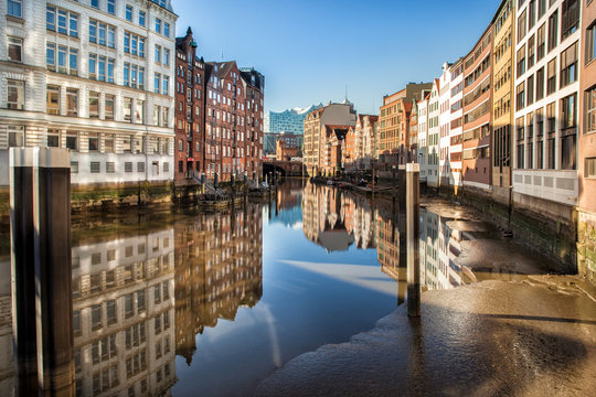 Spiegelungen in der Speicherstadt Hamburg