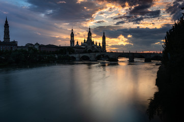 Fototapeta premium Basilica del Pilar al atardecer en Zaragoza, España